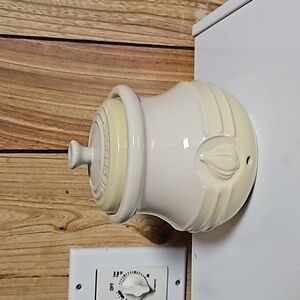 Le creuset garlic holder